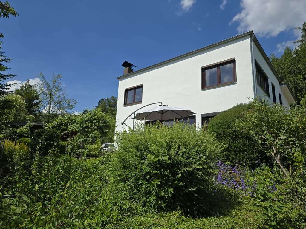 Immobilie in Schieder-Schwalenberg - Großzügiges Zweifamilienhaus in charmanter Lage zwischen Feld und Waldrand in Schieder-Glashütte - Bild 1