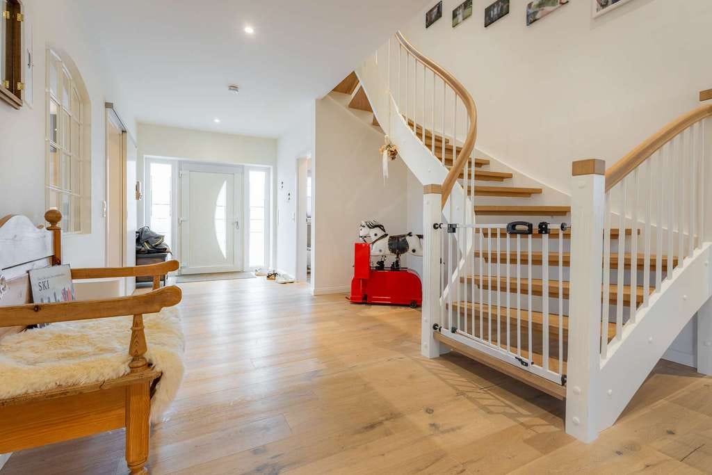 Immobilie in Nienborstel - Luxus trifft Familienleben: Moderne Stadtvilla mit 230 m² Wohnfläche, Garten, Sauna und Pizzaofen - Bild 3