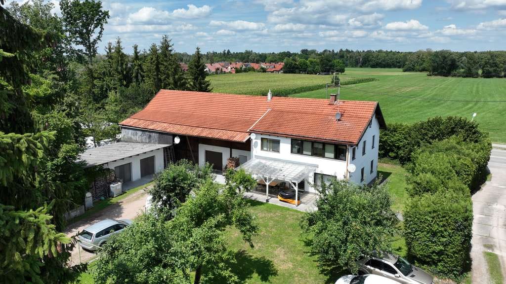 Immobilie in Moosinning - Eichenried b. München: großes Anwesen mit 200qm Einfamilienhaus + Teich + Nebengebäuden - Bild 2