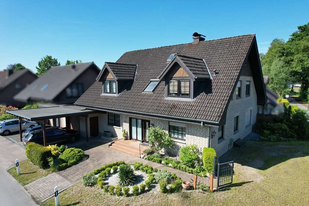 Immobilie in Delbrück - Zweifamilienhaus mit Garten und Garage in Delbrück-Anreppen - Bild 0