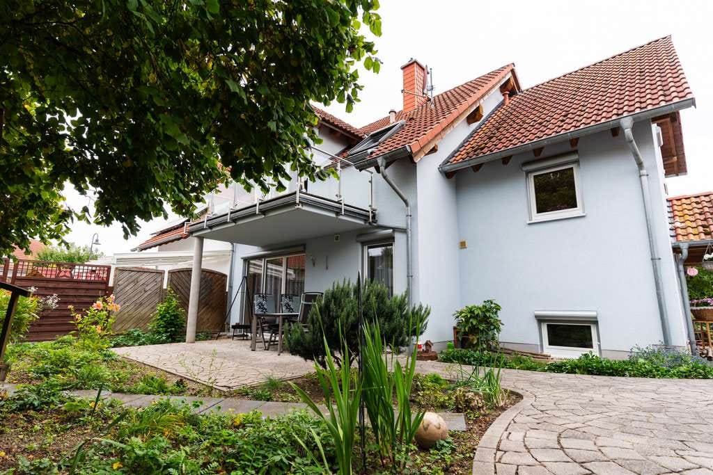 Immobilie in Sörgenloch - Gepflegte DHH: flexible Nutzung mit 2 Wohnungen + Einliegerapartment | Terrasse/Balkon - Bild 2