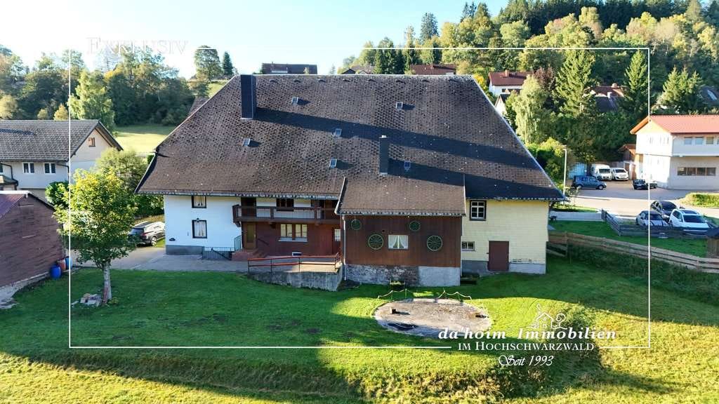 Immobilie in Lenzkirch - Doppelhof-Teil mit Tenne, Hobby-Stall & Werkstätten - Bild 0