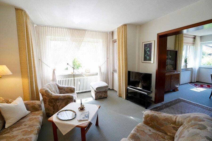 Immobilie in Sittensen - Mehrfamilienhaus mit großzügigem Grundstück und Garagen - Bild 1