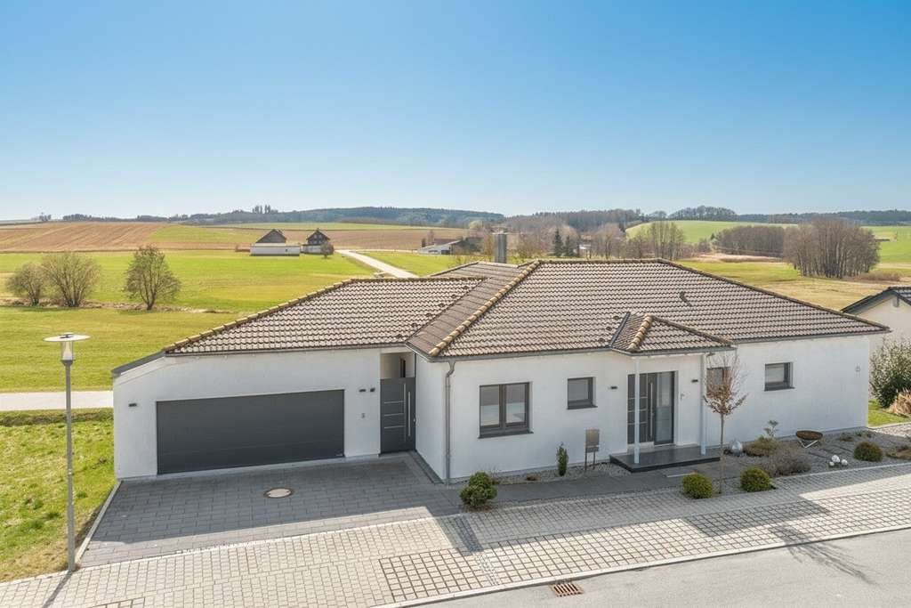 Immobilie in Haarbach - Exklusiver Bungalow mitten im Golf- & Thermenland - Bild 0