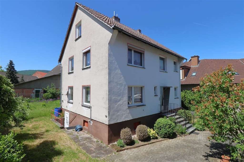 Immobilie in Berkatal - Bezahlbar, solide, massiv: Einfamilienhaus mit zwei Garagen und Garten  - Bild 0