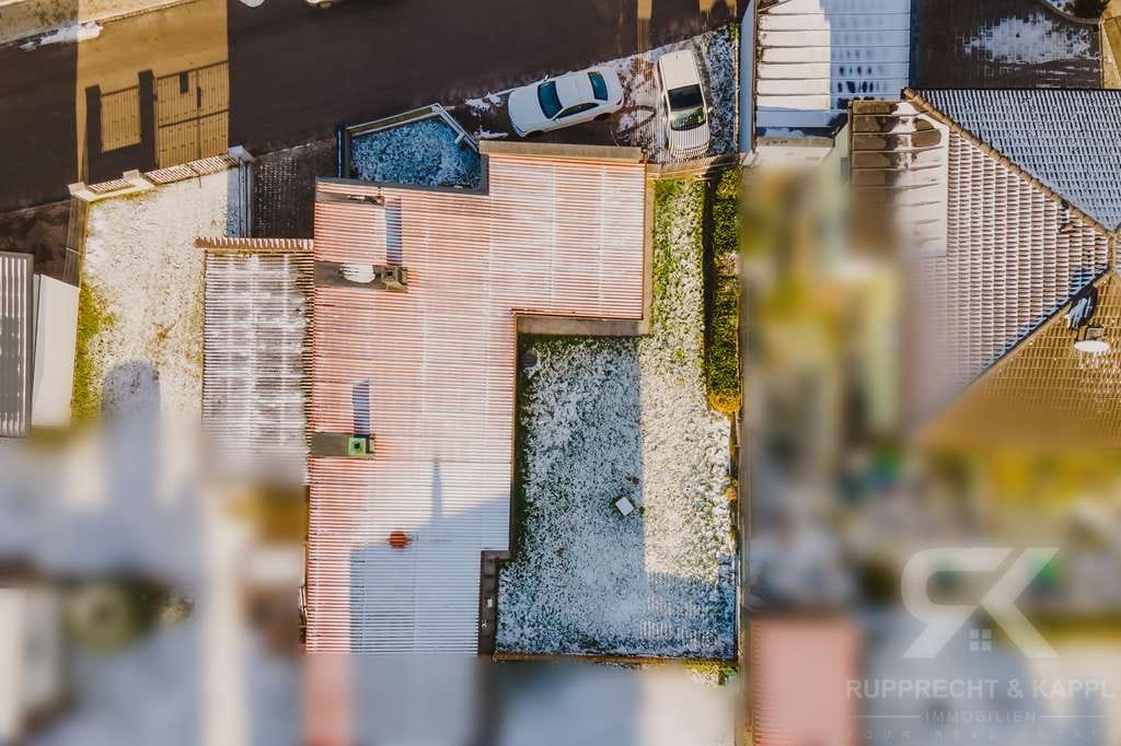 Immobilie in Grafenwöhr - Seltene Gelegenheit! Kernsanierter Bungalow auf schönem Grundstück in schöner Siedlung Grafenwöhr's - Bild 2