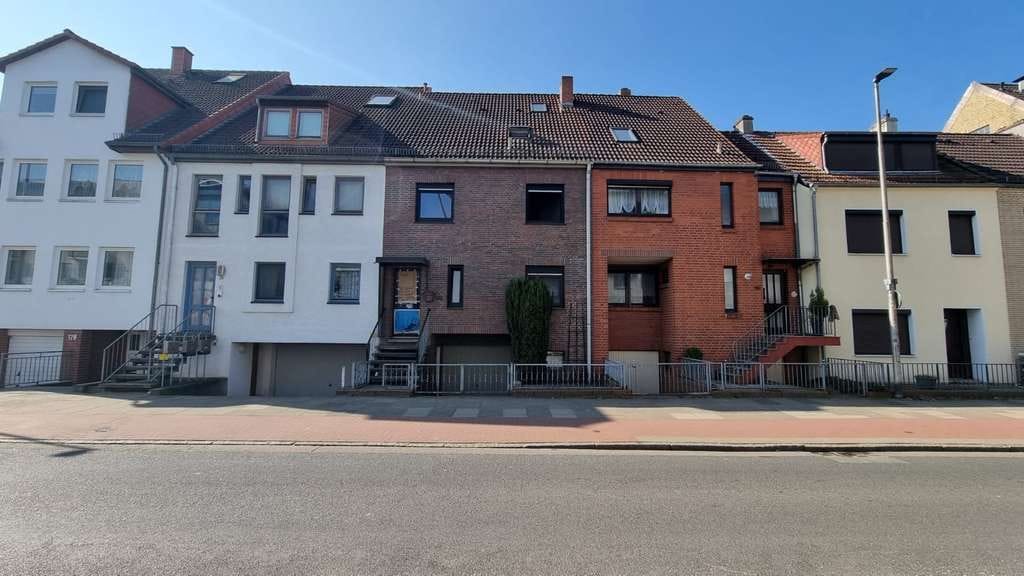 Immobilie in Bremen - Zweifamilienhaus mit Werkstatthalle & Ausbaupotenzial – ideal für Selbstständige & Handwerker! - Bild 2