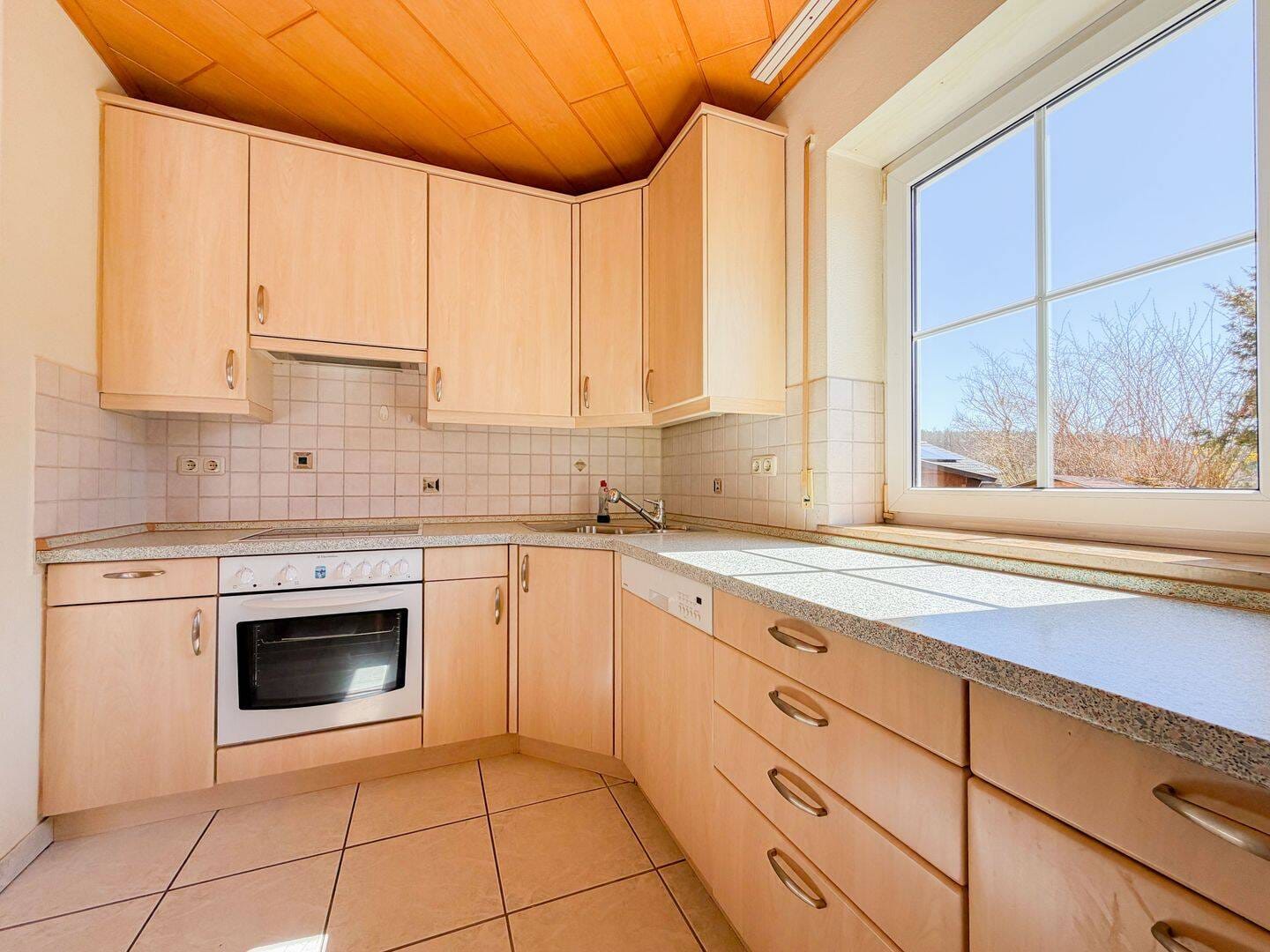 Immobilie in Ensdorf - Gepflegte 2-Zimmer-Wohnung mit sonniger Terrasse und Carport in idyllischer Lage! - Bild 4