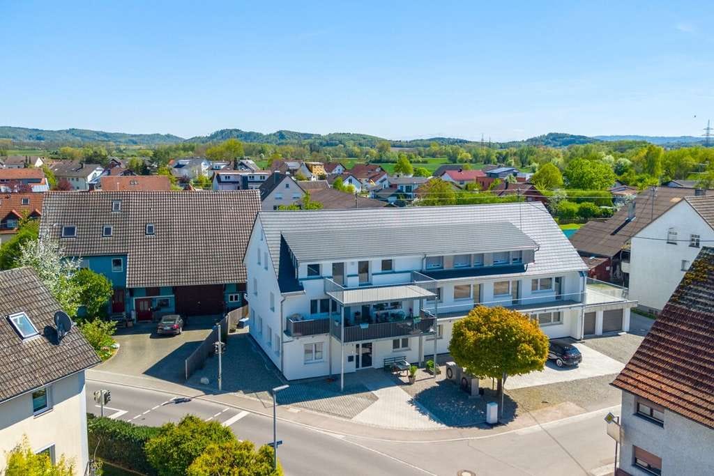 Immobilie in Volkertshausen - Renoviert, bezugsfrei, besonders - Großzügige Dachgeschosswohnung mit Balkon - Bild 0