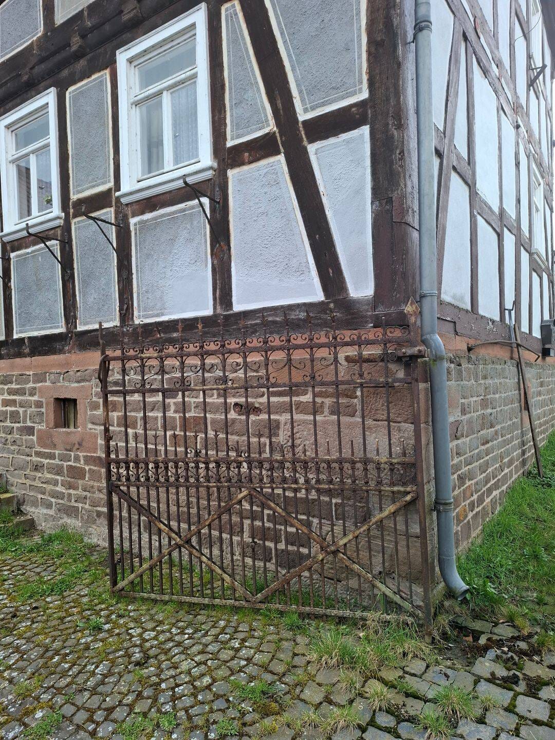 Immobilie in Weimar (Lahn) - Denkmalgeschützter, großer 4-Seiten-Hof mit zusätzlichem Bauplatz, möglicher Pachtweide, ideal für Pferdehalter, Wohnprojekte u.v.m. - Bild 1