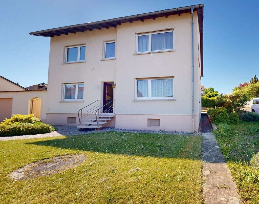 Immobilie in Billigheim-Ingenheim - ~~ GROSSZÜGIGES WOHNHAUS MIT GARTEN, BALKON UND ZWEI GARAGEN - AUCH ALS ZWEIFAMILIENHAUS NUTZBAR ~~ - Bild 1