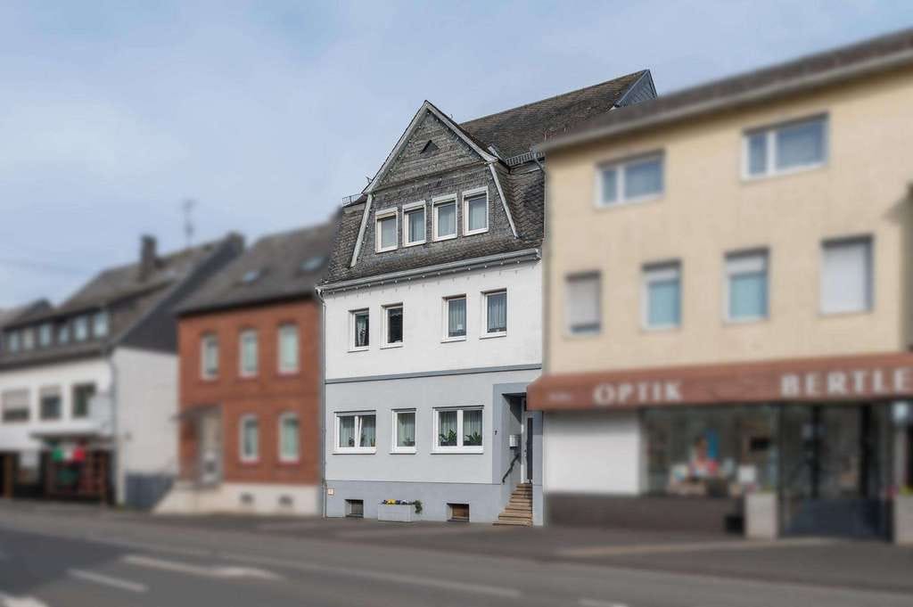 Immobilie in Kastellaun - Kernsaniertes Dreifamilienhaus mit Charakter, drei Stellplätzen und soliden Mieteinnahmen - Bild 2