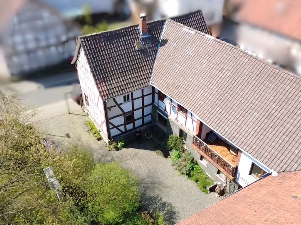 Immobilie in Gemünden (Felda) - Ökologisch saniertes Fachwerkhaus mit flexiblen Nutzungsmöglichkeiten – Ihr Ort zum Leben, Träumen u - Bild 2