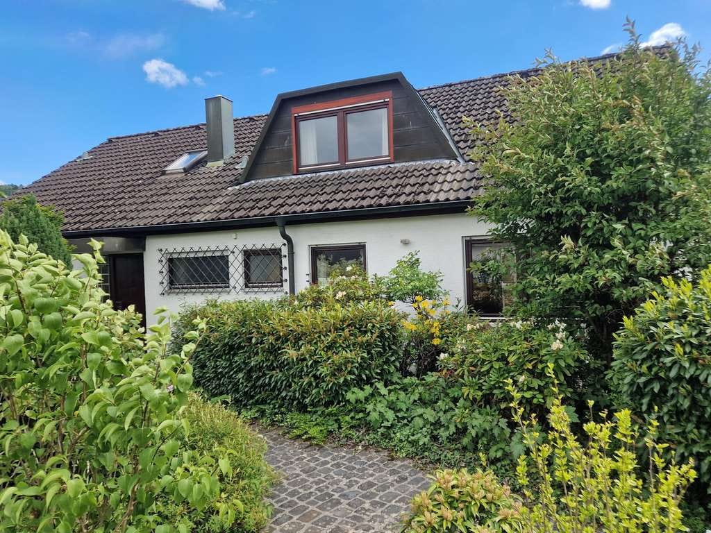 Immobilie in Schlat - Großzügiges EFH in Schlat mit bezaubernd angelegtem Garten
Wohnen&Arbeiten # Tierfreunde # Individua - Bild 0