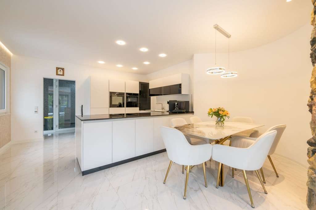 Immobilie in Memmelsdorf - Hochwertiger Bungalow mit exklusiver Ausstattung, Garten und Poolanlage - Bild 2