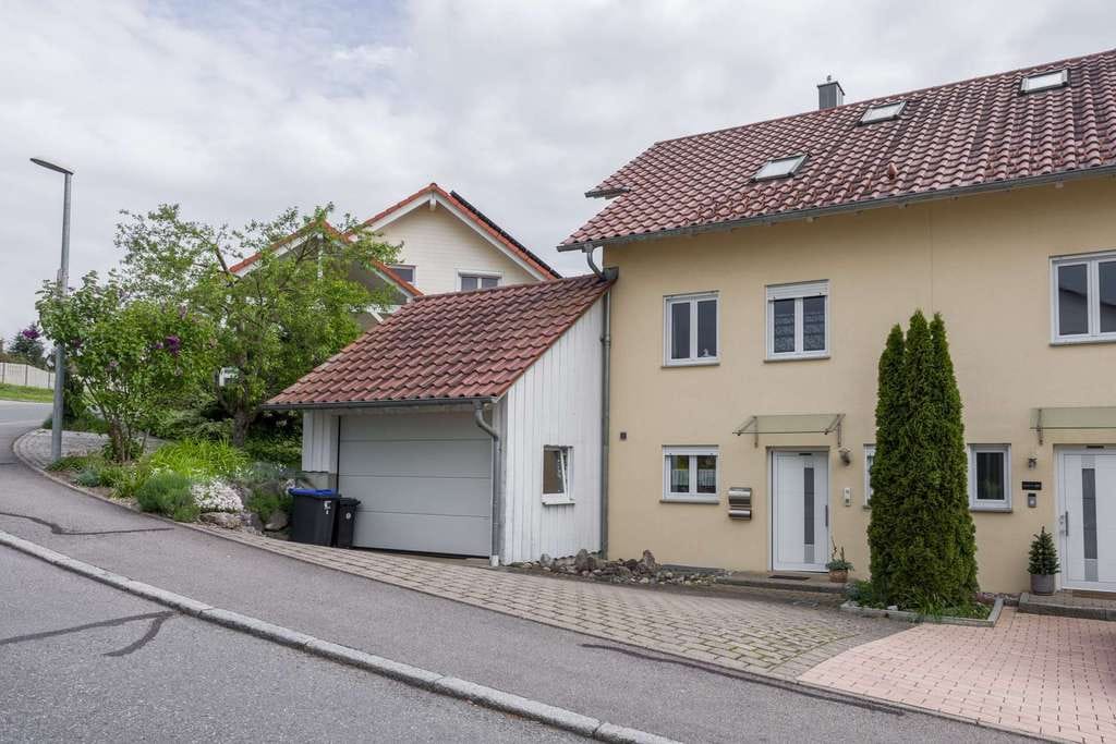 Immobilie in Baindt - Großzügige Doppelhaushälfte mit charmantem Garten in beliebter Lage von Baindt - Bild 1