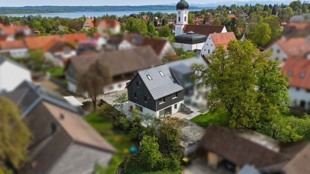 Immobilie in Utting am Ammersee - Neubau - Erstbezug: Hochwertiges REH mit 6 Zimmern inkl. Hobbyraum, Doppelgarage und großem Garten - Bild 0