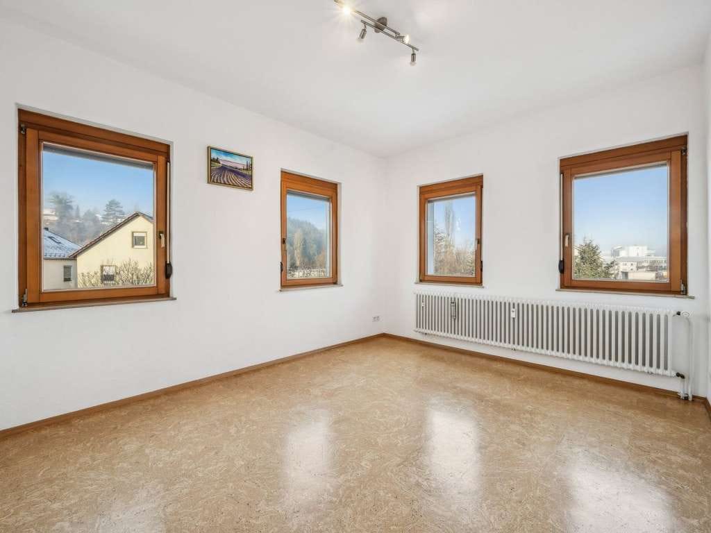 Immobilie in Waldstetten - Charmantes Einfamilienhaus mit großem Grundstück und Werkstatt in idyllischer Lage von Waldstetten - Bild 3