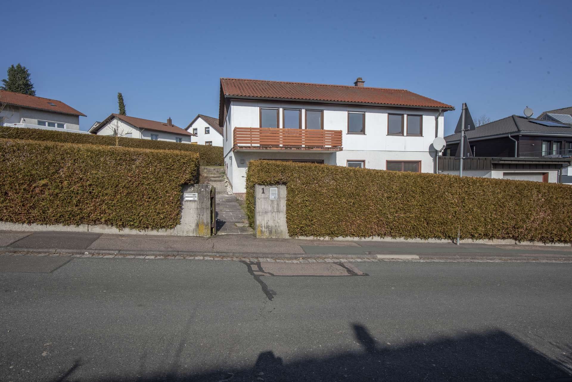 Immobilie in Bad Camberg - Wunderschönes Eckgrundstück mit viel Abstand. EFH mit ELW-Option und großer Garage. - Bild 2