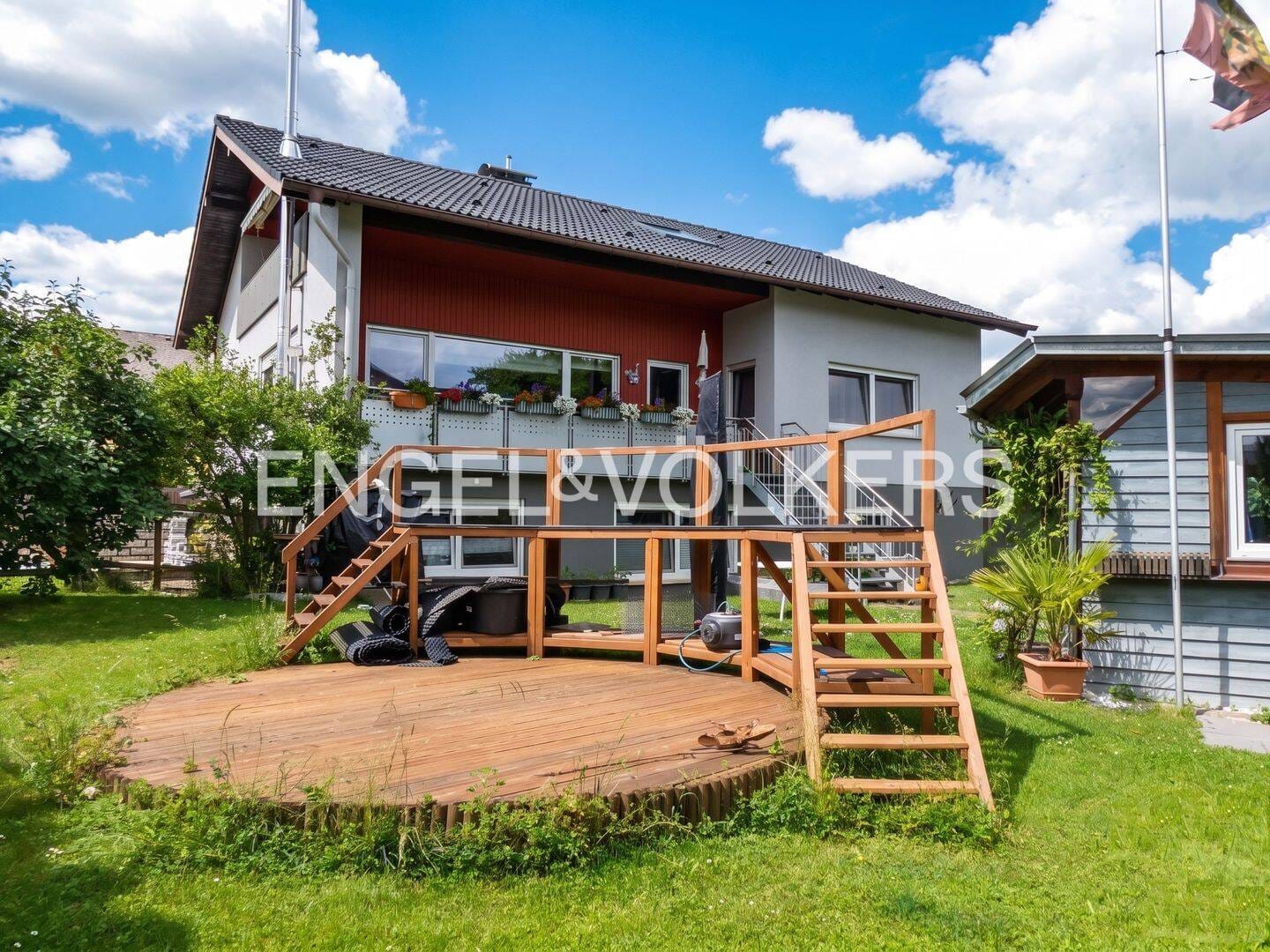 Immobilie in Ofterdingen - Attraktives 2-3 Familienhaus mit herrlichem Garten, Aussicht + Parkflächen . bestens gepflegt und teilsaniert - Bild 2