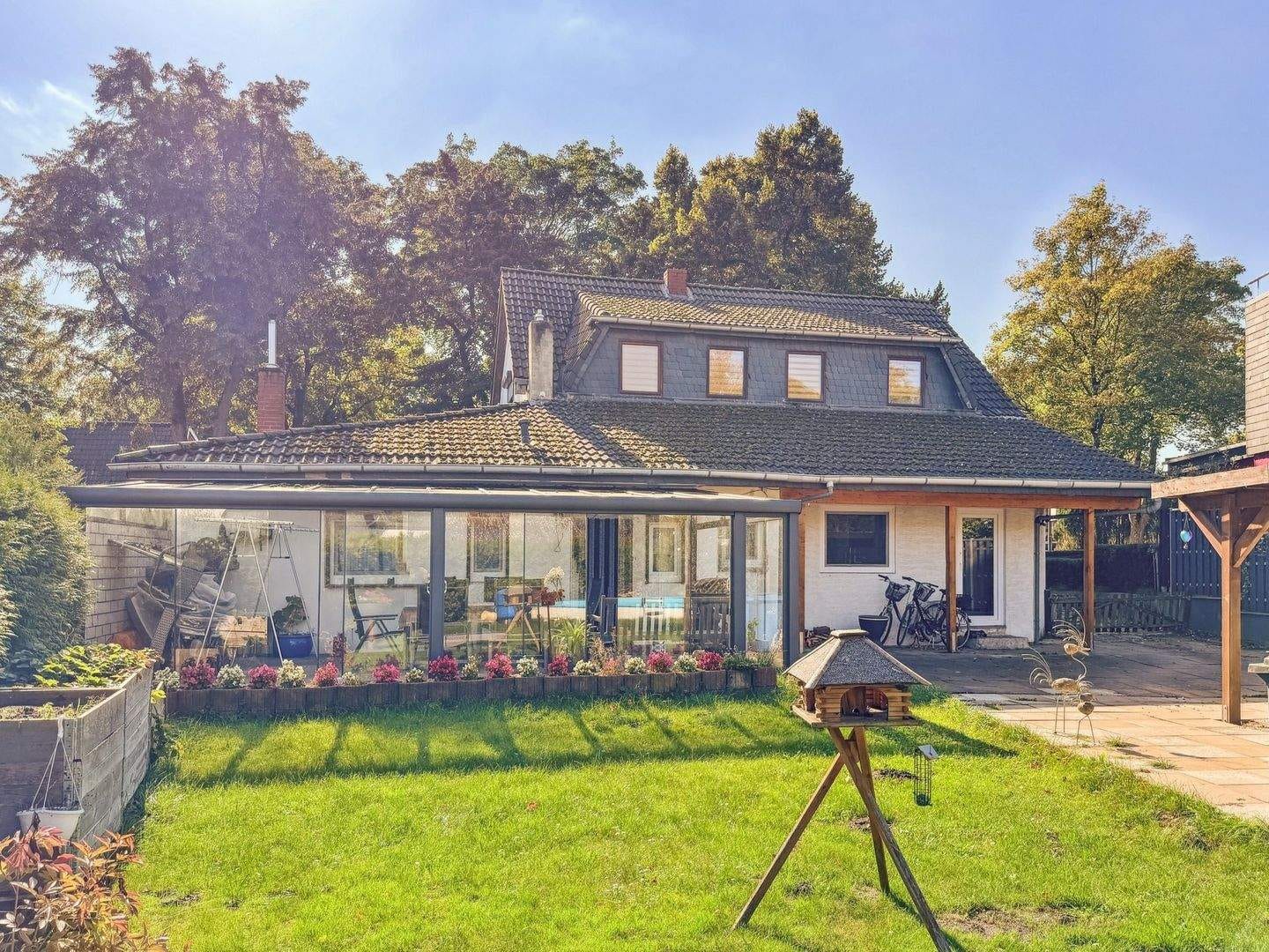 Immobilie in Ritterhude - Charmantes Zweifamilienhaus mit Einliegerwohnung, großem Garten und Pool - Bild 2