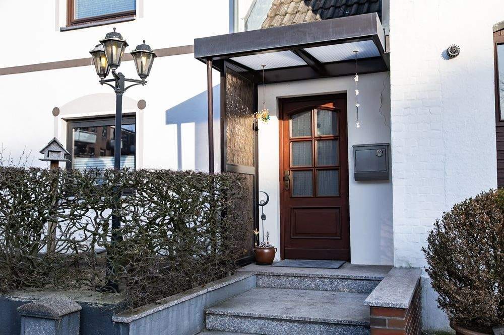 Immobilie in Oststeinbek - Vielseitiges Einfamilienhaus mit zwei Wohneinheiten, Büro und Scheune im Zentrum von Oststeinbek - Bild 1