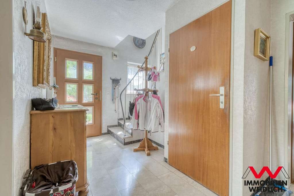 Immobilie in Steinhöring - Doppelhaushälfte mit Wintergarten, zwei Terrassen und Garten – Potenzial für Ihr neues Zuhause - Bild 3