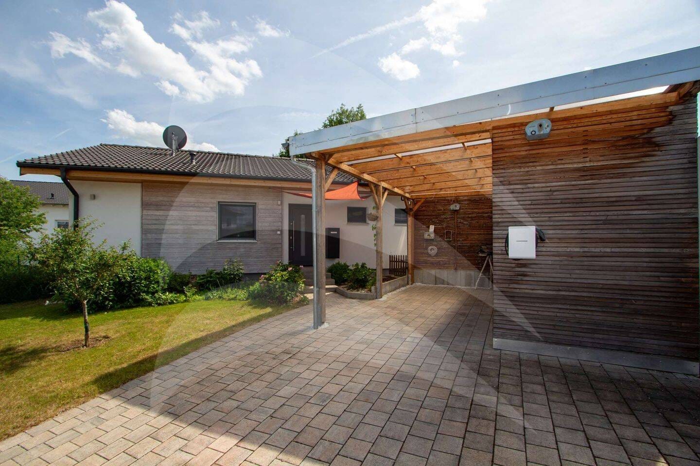 Immobilie in Mallersdorf-Pfaffenberg - Moderner & hochwertiger Bungalow mit liebevoll gestaltetem Garten und nachhaltigem Energiekonzept - Bild 2