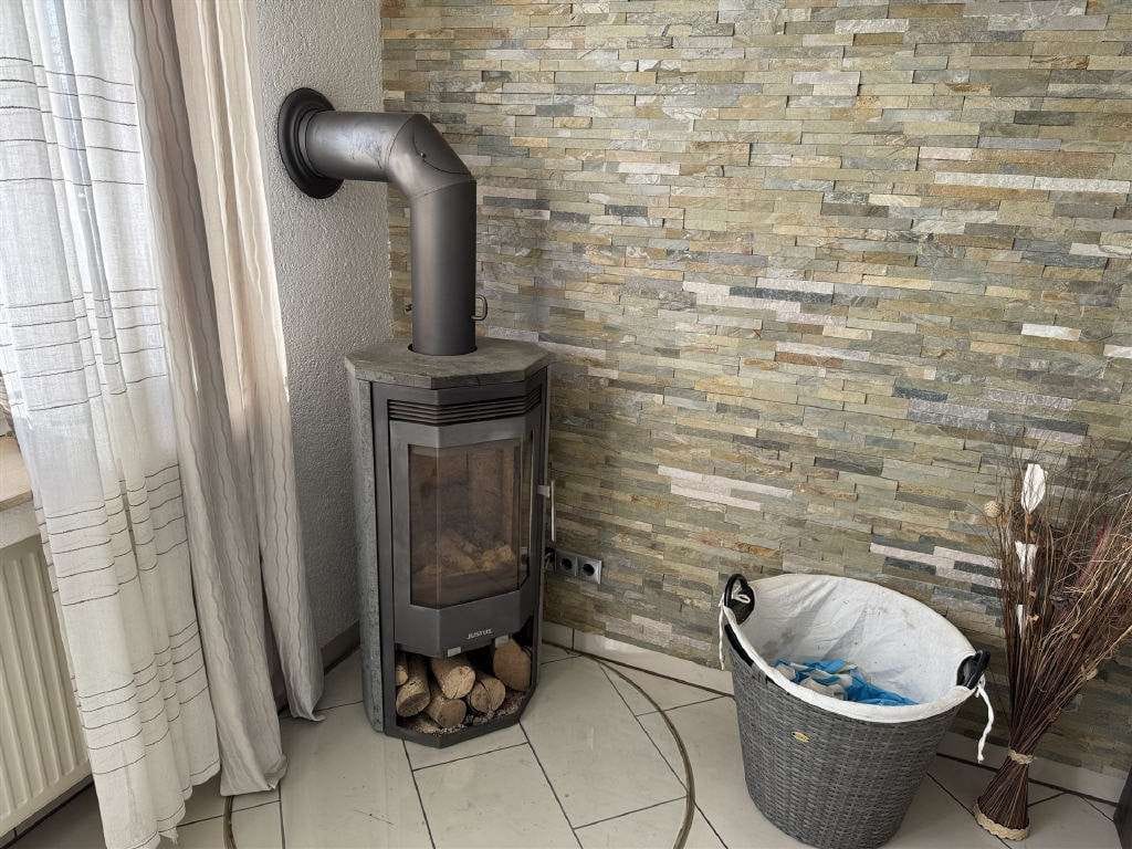 Immobilie in Waldbröl - Wohnung im obersten Geschoss  modernisiert, mit Balkon &amp; Kaminofen - Bild 4