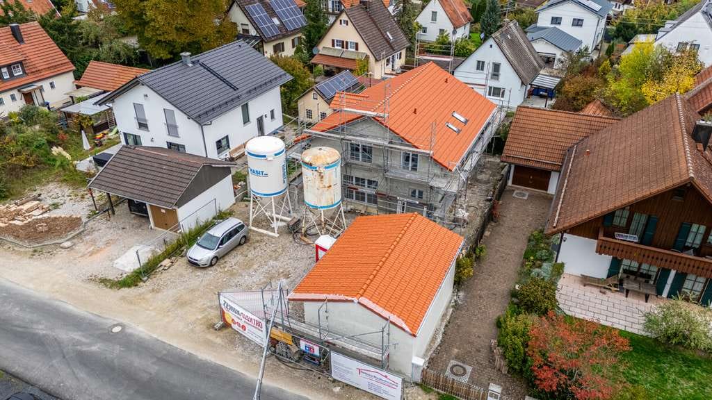 Immobilie in Raisting - Großzügige Gartenwohnung in Zwei-Familien-Haus in begehrter Wohnlage von Raisting - Bild 0