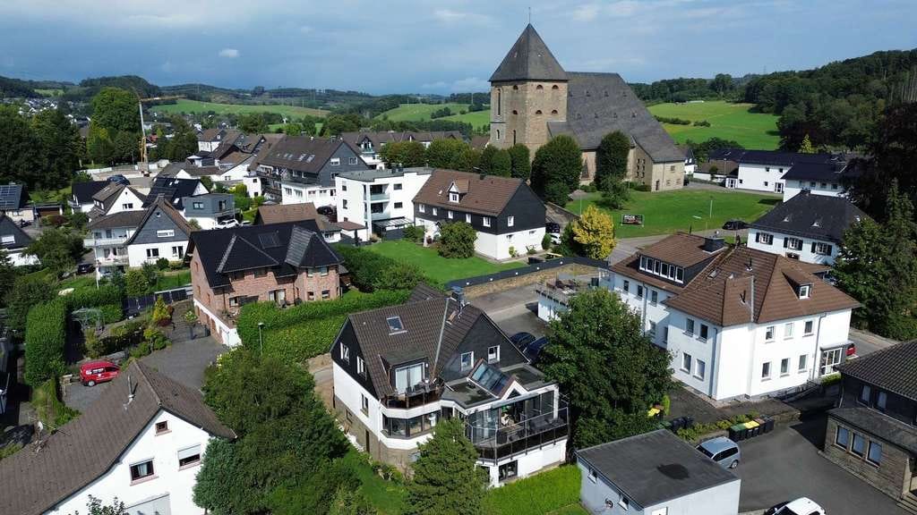 Immobilie in Lindlar - Wohnidyll im Grünen: 2 Einheiten & Garagen, großer Garten & Panorama-Wintergarten! 241 m² Wohnfläche - Bild 3
