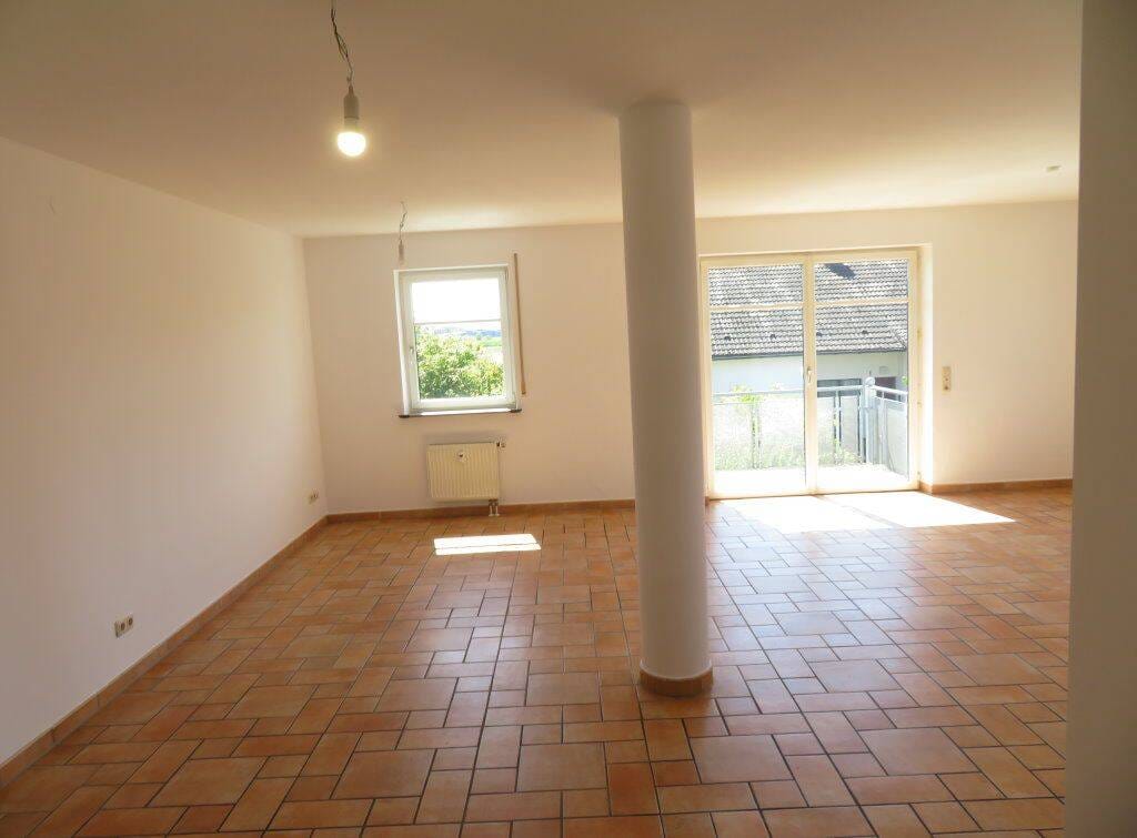 Immobilie in Hallstadt - HALLSTADT-DÖRFLEINS: OFFENE 3-ZIMMER-WOHNUNG(=SOFORT FREI)+BAD MIT FENSTER+ BALKON FÜR 229.000,-EURO - Bild 4