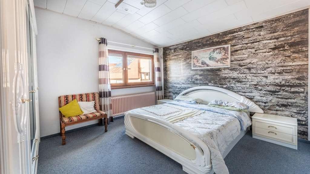 Immobilie in Deißlingen - Außergewöhnliche Doppelhaushälfte mit großzügigem Raumangebot, Garten und Doppelgarage - Bild 4