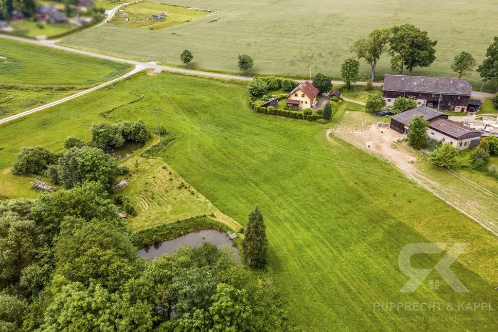 Immobilie in Bad Alexandersbad - Naturnahes Wohnen mit eigener Energieversorgung und Weiher – EFH in Tiefenbach bei Bad Alexandersbad - Bild 1