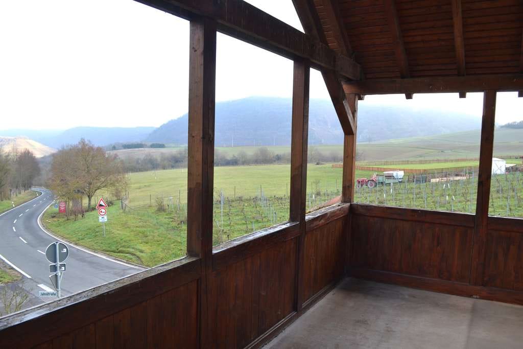 Immobilie in Duchroth - Teilmodernisiertes Wohnhaus, Dachterrasse mit unverbaubarer Aussicht, Garten und Garage - Bild 2