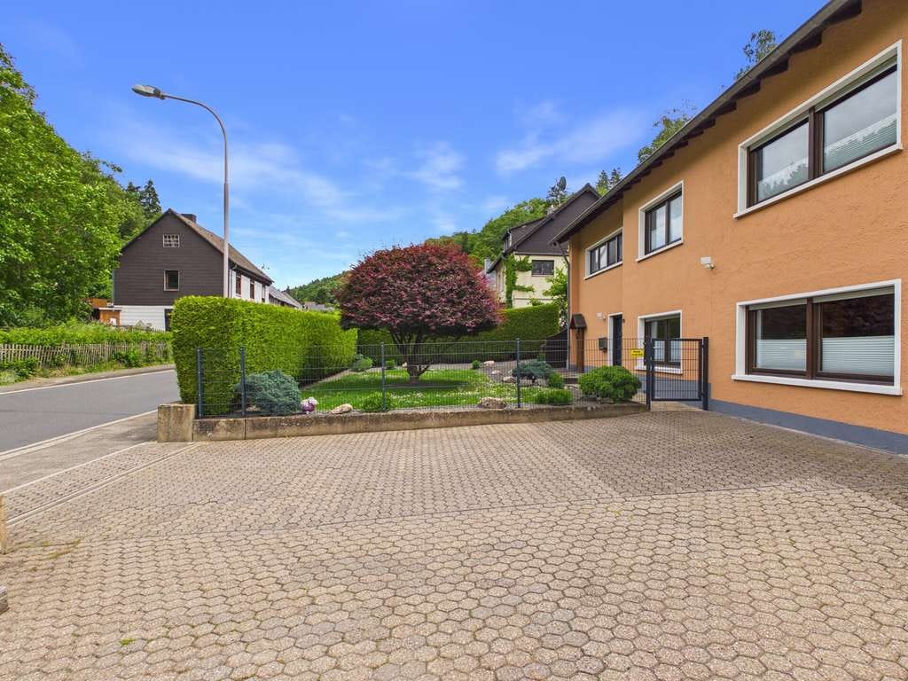 Immobilie in Heimbach - Wohnen wo andere Urlaub machen. Freistehendes Einfamilienhaus mit Garage in attraktiver Hanglage! - Bild 1