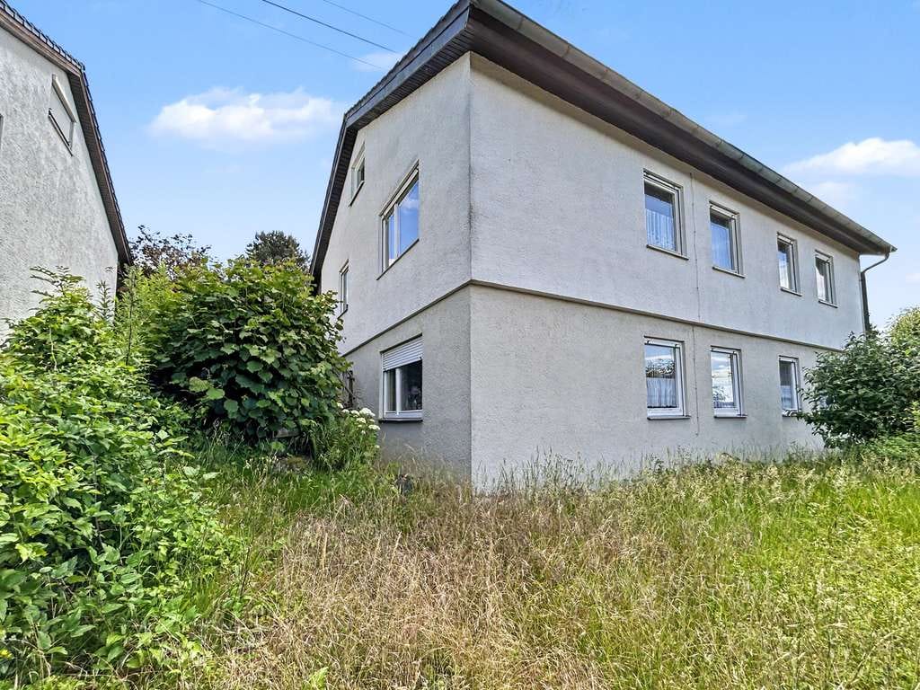 Immobilie in Ilsfeld - Freistehendes Wohnhaus mit zwei Wohneinheiten und Süd-Garten in Weinberglage in Ilsfeld-Schozach - Bild 1