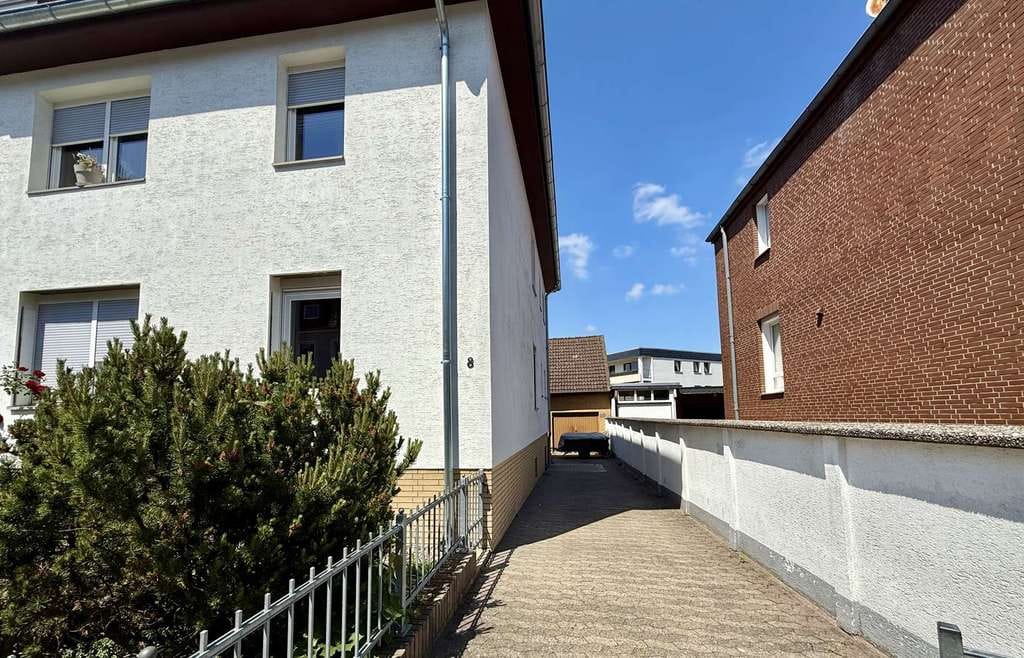 Immobilie in Seelze - Attraktives 3-Parteien-Mehrfamilienhaus – 2 Wohnungen leerstehend, 1 Einheit saniert - Bild 1