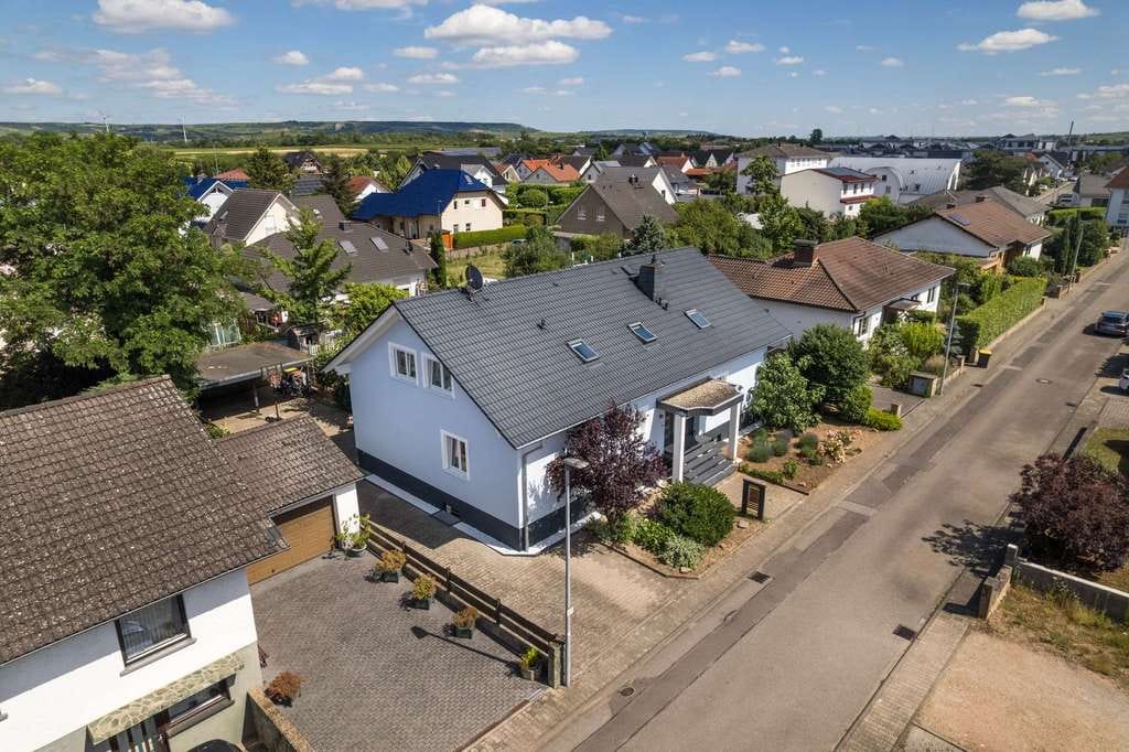 Immobilie in Grolsheim - Gebotsverfahren bis 12.07.2026! Freistehendes Zweifamilienhaus mit Garten im wunderschönen Grolsheim - Bild 1