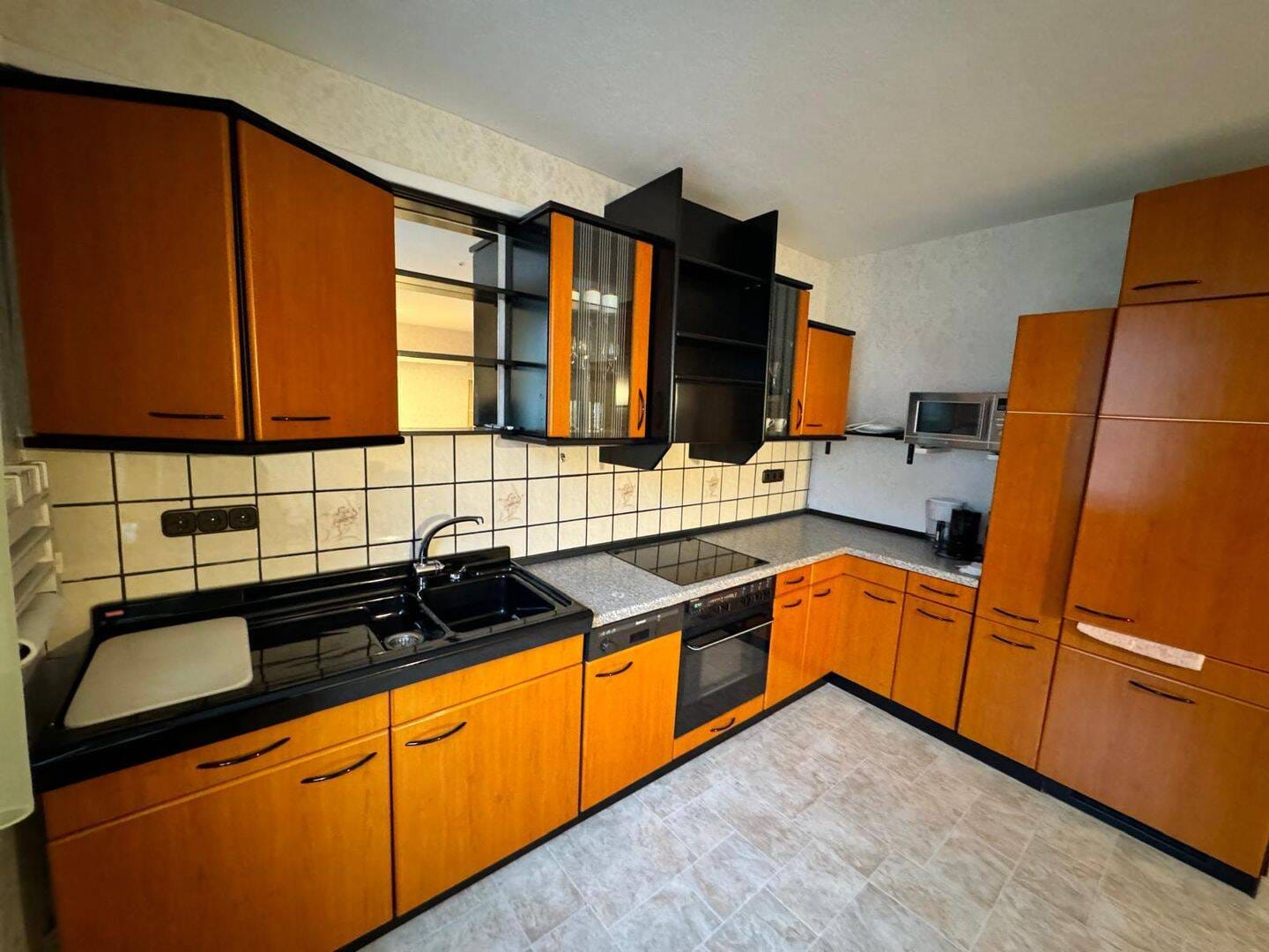Immobilie in Rotenburg an der Fulda - Solides 3 Familienhaus mit Garagen - Bild 3