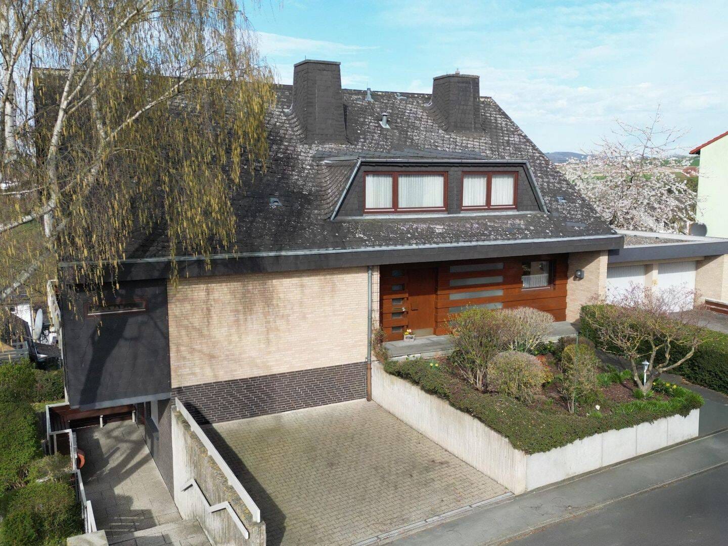Immobilie in Edermünde - Mehrfamilienhaus in Aussichtslage von Edermünde - Kapitalanlage, Eigenheim mit Vermietung oder Mehrgenerationwohnen! - Bild 0