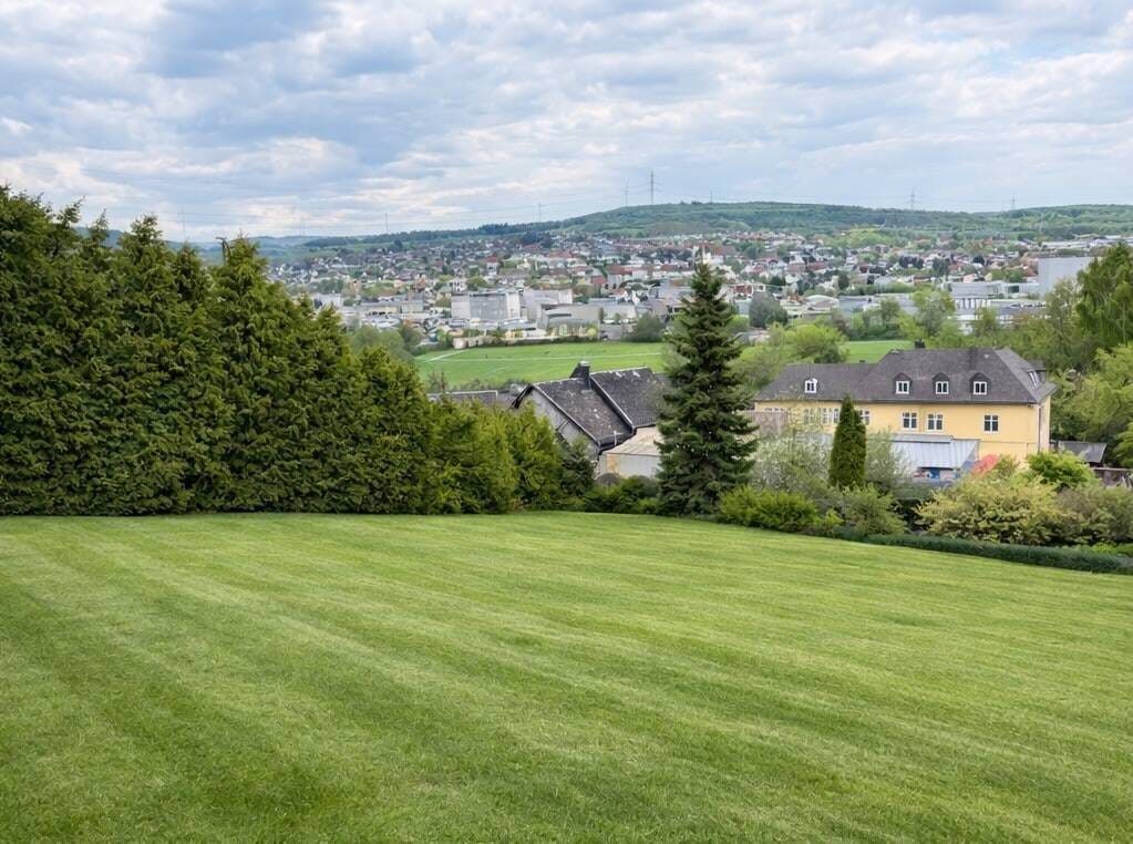 Immobilie in Aßlar - Zweifamilienhaus mit Baugrundstück inkl. Genehmigung für MFH in begehrter Aussichtslage von Aßlar - Bild 1