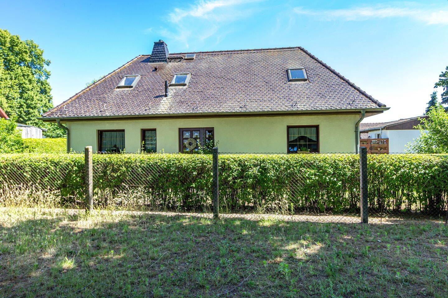 Immobilie in Neuhardenberg - Ruhiges Wohnen in Neuhardenberg: Landhaus mit 6 Zi., Kü., 2 Bäder, Pool, Outdoor-Kü., 1.914 m² Grdst - Bild 2