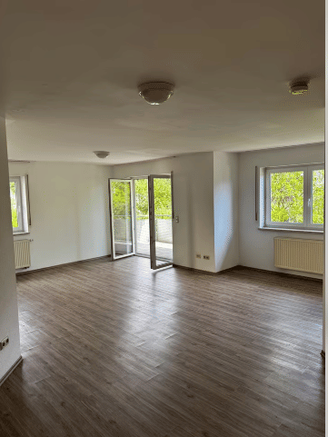 Immobilie in Werneck - Schöne 4-Zimmer-Eigentumswohnung mit Balkon und 2 Kfz-Stellplätzen im Wert von 15.000,-- € in guter Lage in Werneck - Bild 0
