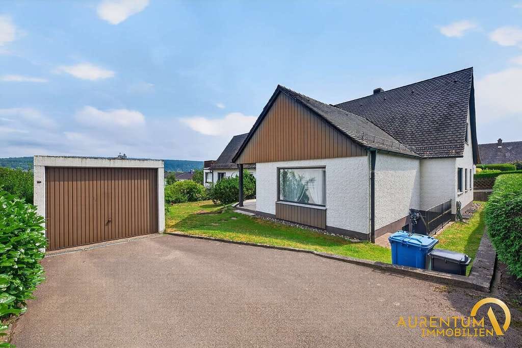 Immobilie in Kelheim - Gepflegtes Einfamilienhaus mit großem Garten, Sauna und Ausbaupotenzial in Kelheim - Bild 2