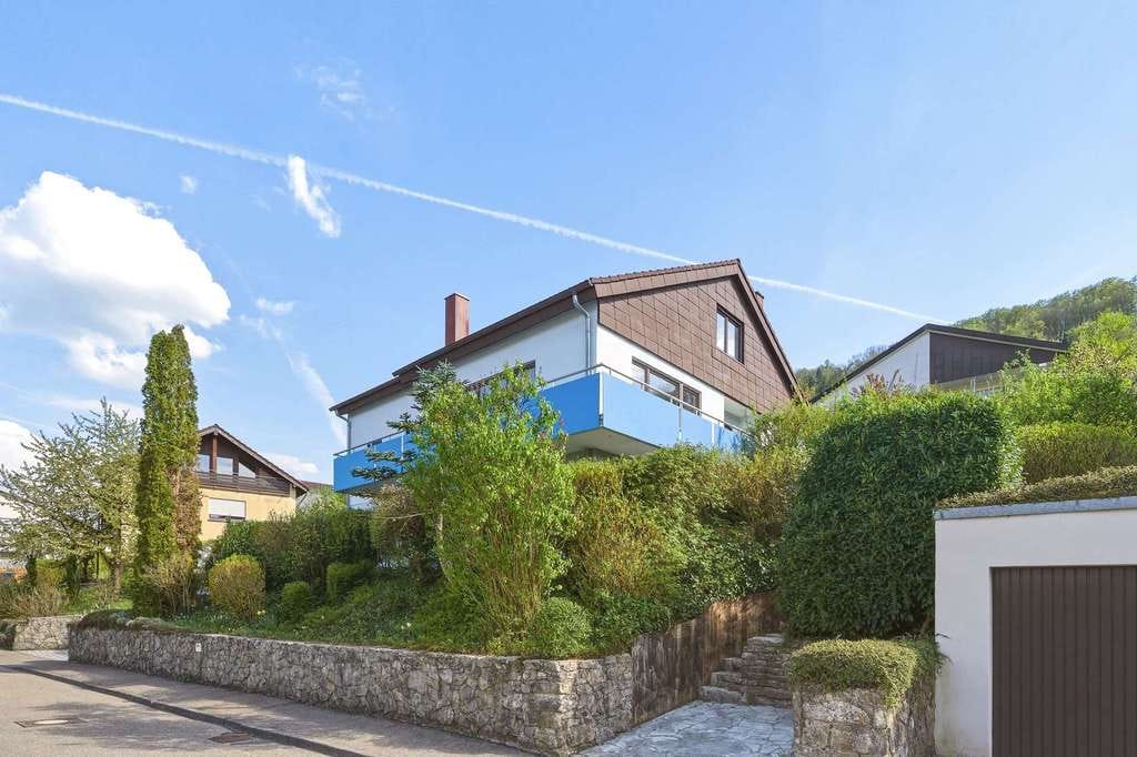 Immobilie in Ingelfingen - Provisionsfreies Haus mit Einliegerwohnung, ausgebautem Dachgeschoss, Balkon, Garage und Weitblick - Bild 1
