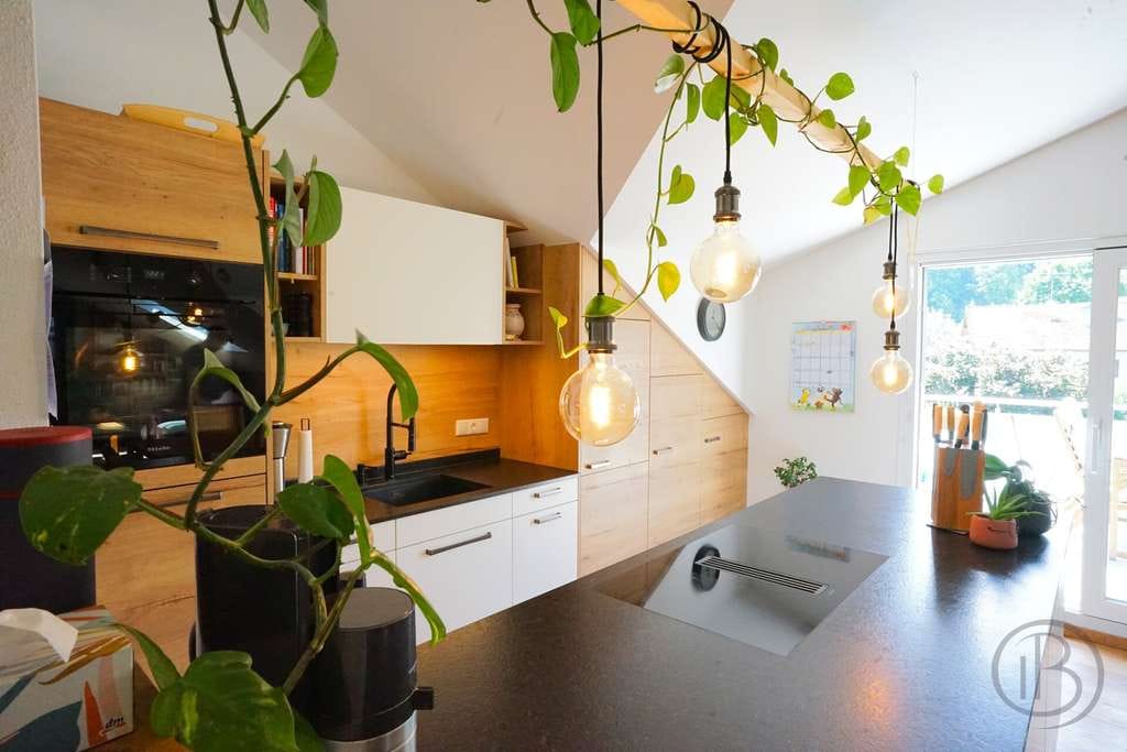Immobilie in Teisendorf - Hochwertige 4-Zi.-Wohnung inkl. TG-Stellplatz, Einzelgarage & moderner EBK in sonniger Lage. - Bild 3