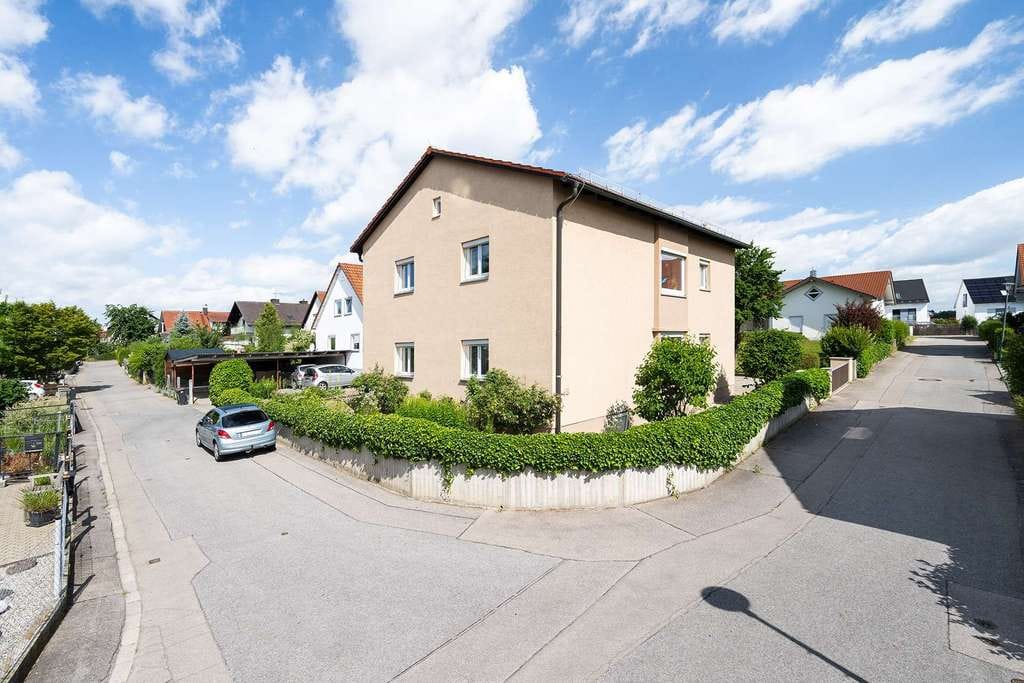 Immobilie in Taufkirchen - Großzügiges Einfamilienhaus mit zwei Wohnungen mit Potenzial in schöner Siedlungslage - Bild 2