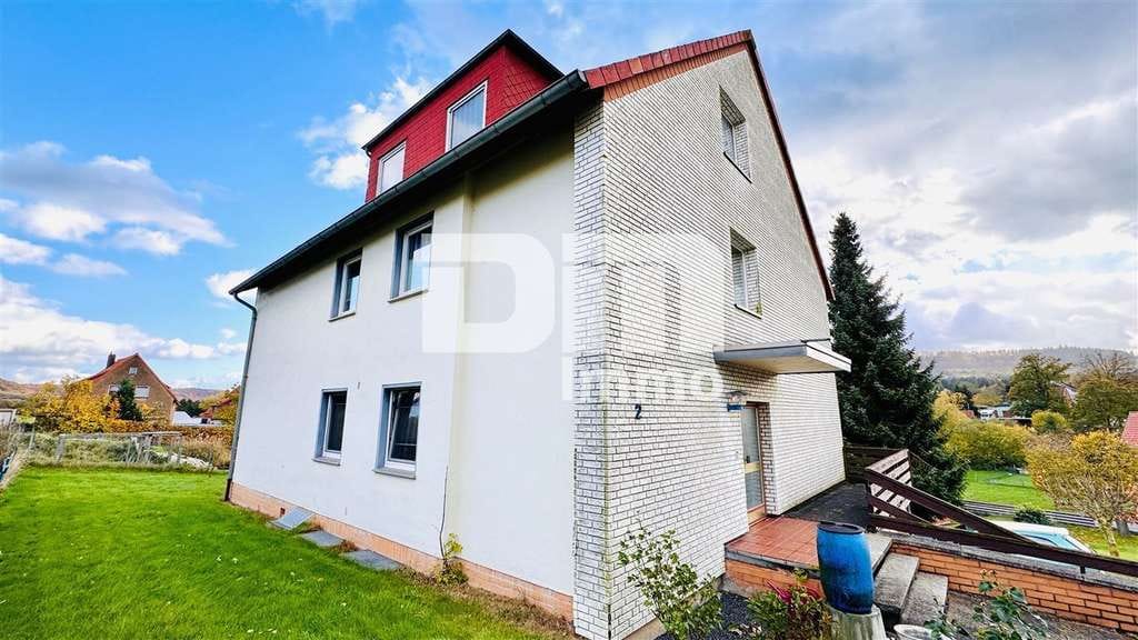Immobilie in Duingen - Modernisiertes Dreifamilienhaus + 2 Garagen in idyllischer Lage mit großem Grundstück / Panoramablick - Bild 2