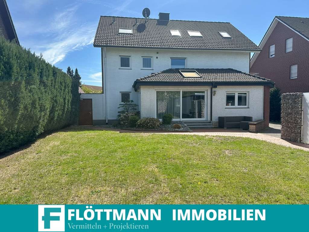 Immobilie in Schloß Holte-Stukenbrock - Top-Investment in Schloß Holte – Dreifamilienhaus mit Seltenheitswert - Bild 0